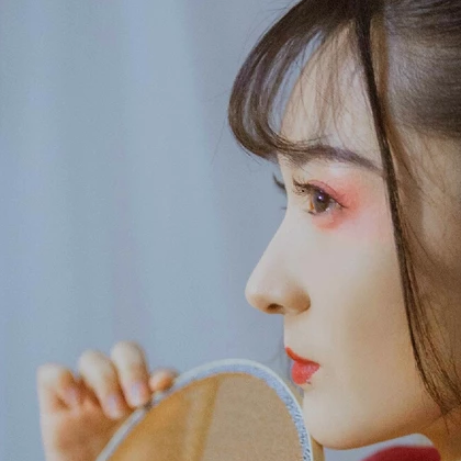 紅紗裙帶團扇女生頭像，唯美古風(fēng)真人頭像