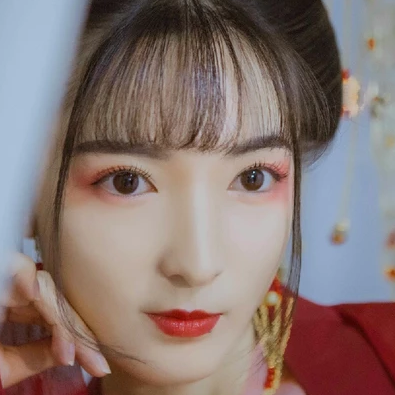 紅紗裙帶團扇女生頭像，唯美古風(fēng)真人頭像