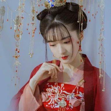紅紗裙帶團扇女生頭像，唯美古風(fēng)真人頭像