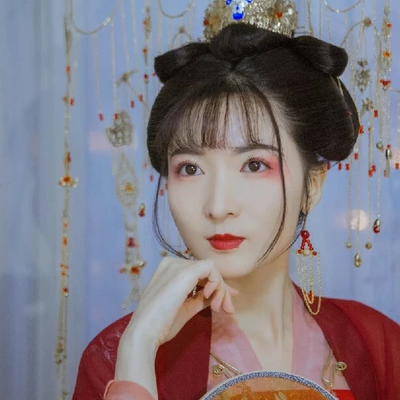 紅紗裙帶團扇女生頭像，唯美古風(fēng)真人頭像