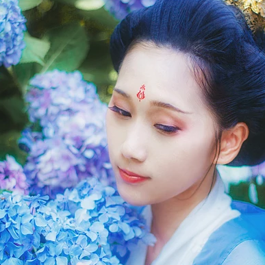 藍(lán)顏花艷帶傘女生頭像，唯美古風(fēng)真人頭像