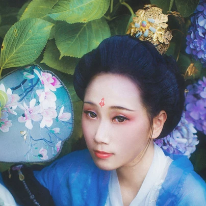 藍(lán)顏花艷帶傘女生頭像，唯美古風(fēng)真人頭像