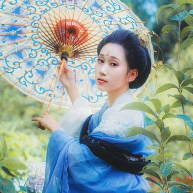 藍(lán)顏花艷帶傘女生頭像，唯美古風(fēng)真人頭像