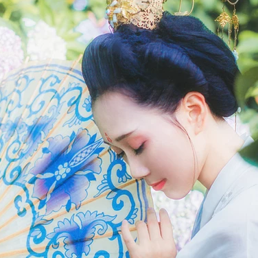 藍(lán)顏花艷帶傘女生頭像，唯美古風(fēng)真人頭像