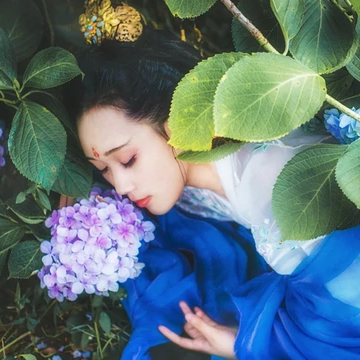 藍(lán)顏花艷帶傘女生頭像，唯美古風(fēng)真人頭像