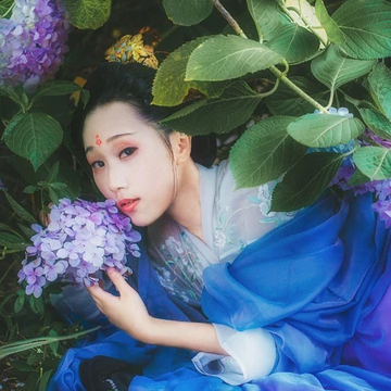 藍(lán)顏花艷帶傘女生頭像，唯美古風(fēng)真人頭像