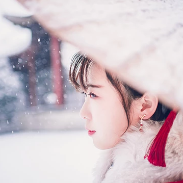 身紅披風(fēng)持傘賞雪女生頭像，唯美古風(fēng)真人頭像