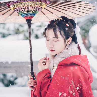 身紅披風(fēng)持傘賞雪女生頭像，唯美古風(fēng)真人頭像