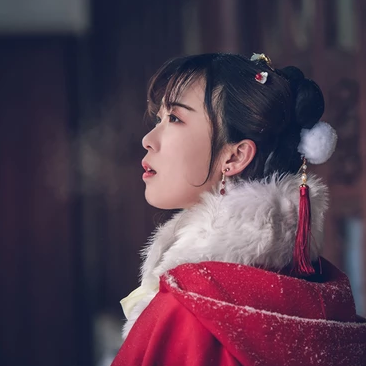 身紅披風(fēng)持傘賞雪女生頭像，唯美古風(fēng)真人頭像