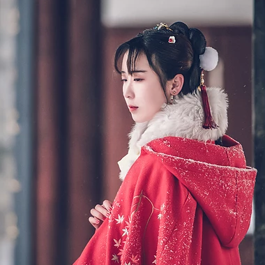 身紅披風(fēng)持傘賞雪女生頭像，唯美古風(fēng)真人頭像