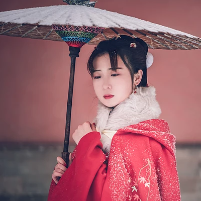 身紅披風(fēng)持傘賞雪女生頭像，唯美古風(fēng)真人頭像
