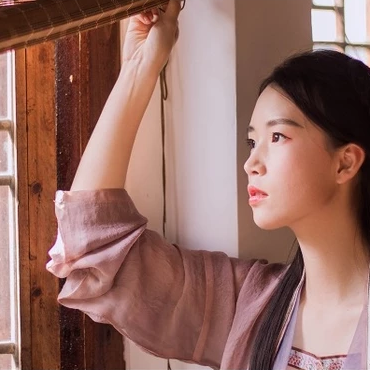 愜意喝酒賞花女生頭像，唯美古風真人頭像