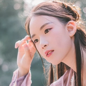 愜意喝酒賞花女生頭像，唯美古風真人頭像