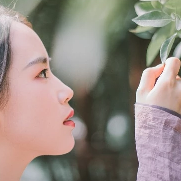 愜意喝酒賞花女生頭像，唯美古風真人頭像