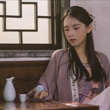 愜意喝酒賞花女生頭像，唯美古風真人頭像