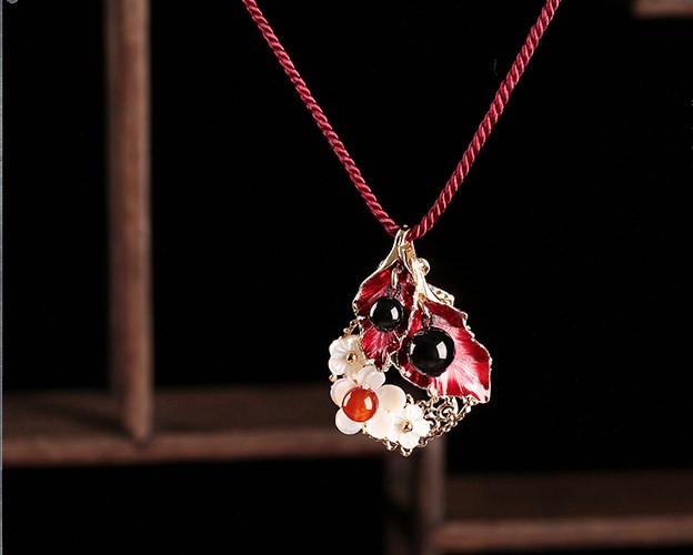 簡(jiǎn)約貝殼花朵吊墜首飾，妖艷古風(fēng)紅色項(xiàng)鏈