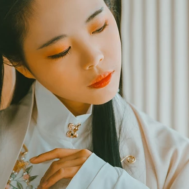 白衣風(fēng)度帶折扇女生頭像，唯美古風(fēng)真人頭像