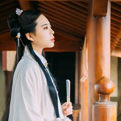 白衣風(fēng)度帶折扇女生頭像，唯美古風(fēng)真人頭像