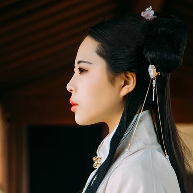 白衣風(fēng)度帶折扇女生頭像，唯美古風(fēng)真人頭像