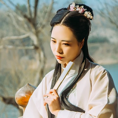 白衣風(fēng)度帶折扇女生頭像，唯美古風(fēng)真人頭像