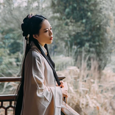 白衣風(fēng)度帶折扇女生頭像，唯美古風(fēng)真人頭像