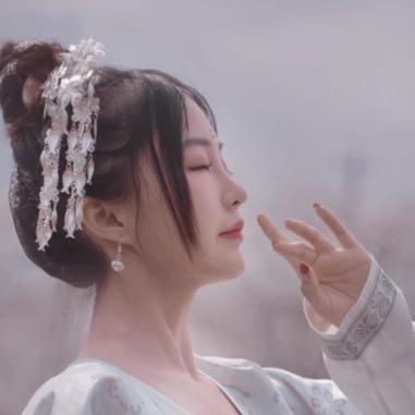 櫻落紛飛帶傘女生頭像，唯美古風真人頭像