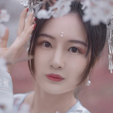 櫻落紛飛帶傘女生頭像，唯美古風真人頭像