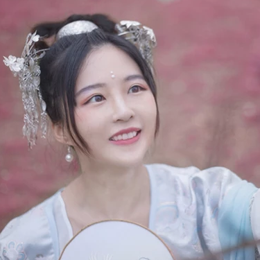 櫻落紛飛帶傘女生頭像，唯美古風真人頭像