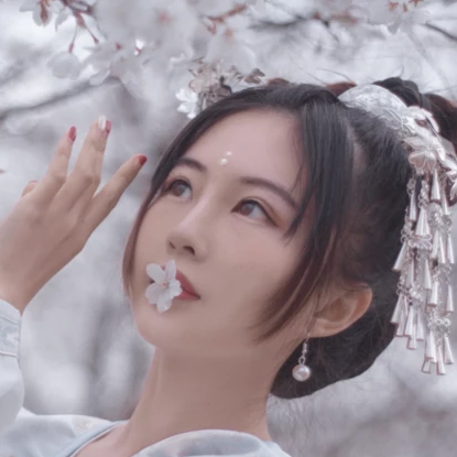 櫻落紛飛帶傘女生頭像，唯美古風真人頭像