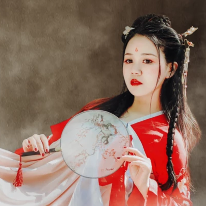 艷麗紅衣女生頭像，唯美古風真人頭像