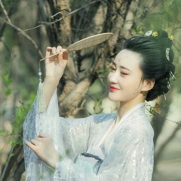 優(yōu)雅賞春帶團(tuán)扇女生頭像，唯美古風(fēng)真人頭像