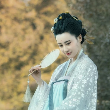 優(yōu)雅賞春帶團(tuán)扇女生頭像，唯美古風(fēng)真人頭像