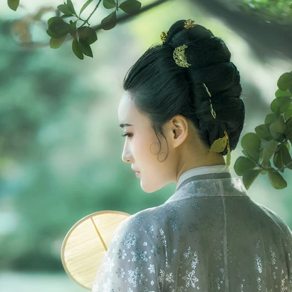 優(yōu)雅賞春帶團(tuán)扇女生頭像，唯美古風(fēng)真人頭像