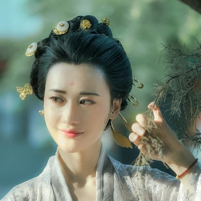 優(yōu)雅賞春帶團(tuán)扇女生頭像，唯美古風(fēng)真人頭像