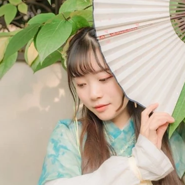 淡綠清新帶團(tuán)扇女生頭像，唯美古風(fēng)真人頭像