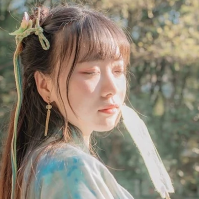 淡綠清新帶團(tuán)扇女生頭像，唯美古風(fēng)真人頭像