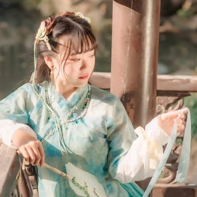 淡綠清新帶團(tuán)扇女生頭像，唯美古風(fēng)真人頭像