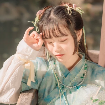 淡綠清新帶團(tuán)扇女生頭像，唯美古風(fēng)真人頭像