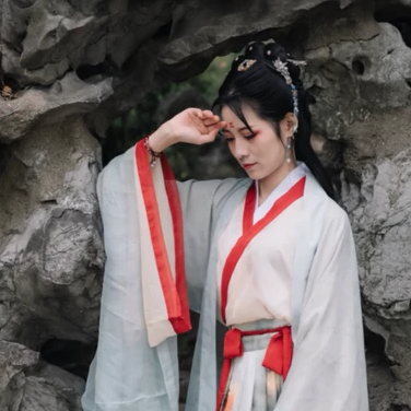 文藝春風女生頭像，唯美古風真人頭像