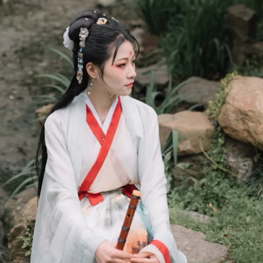 文藝春風女生頭像，唯美古風真人頭像