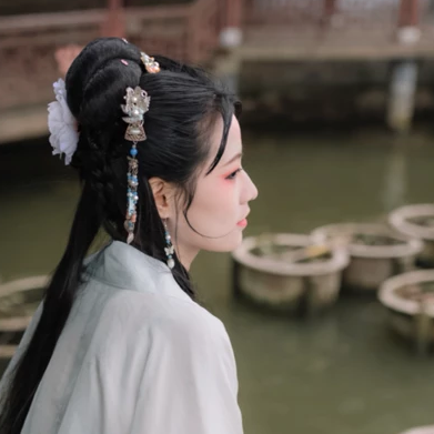 文藝春風女生頭像，唯美古風真人頭像