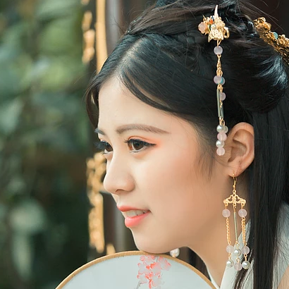 繡球花帶團(tuán)扇女生頭像，唯美古風(fēng)真人頭像