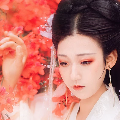 楓葉白衣帶團(tuán)扇女生頭像，唯美古風(fēng)真人頭像