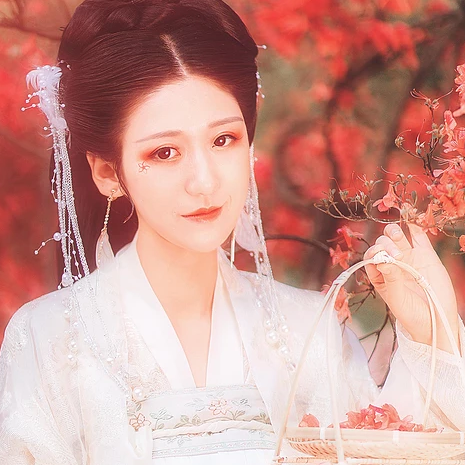 楓葉白衣帶團(tuán)扇女生頭像，唯美古風(fēng)真人頭像