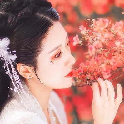 楓葉白衣帶團(tuán)扇女生頭像，唯美古風(fēng)真人頭像