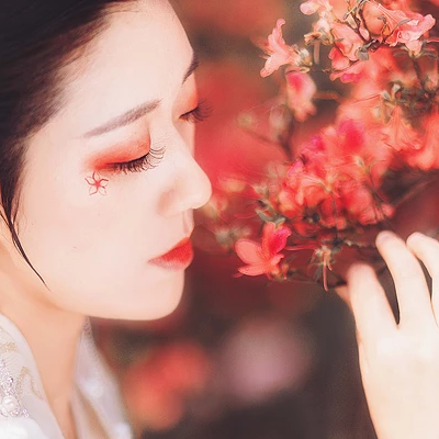 楓葉白衣帶團(tuán)扇女生頭像，唯美古風(fēng)真人頭像