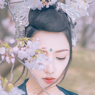 漫櫻少女心帶團扇女生頭像，唯美古風真頭像