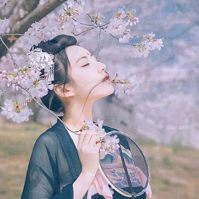 漫櫻少女心帶團扇女生頭像，唯美古風真頭像