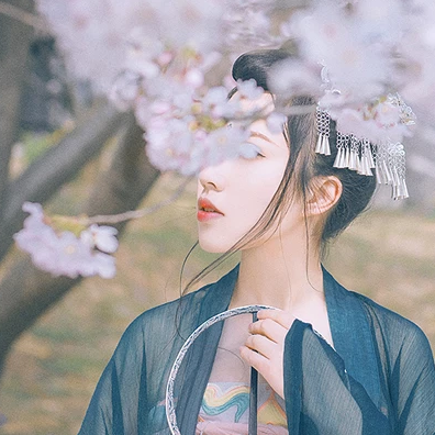 漫櫻少女心帶團扇女生頭像，唯美古風真頭像