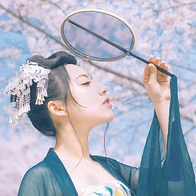 漫櫻少女心帶團扇女生頭像，唯美古風真頭像